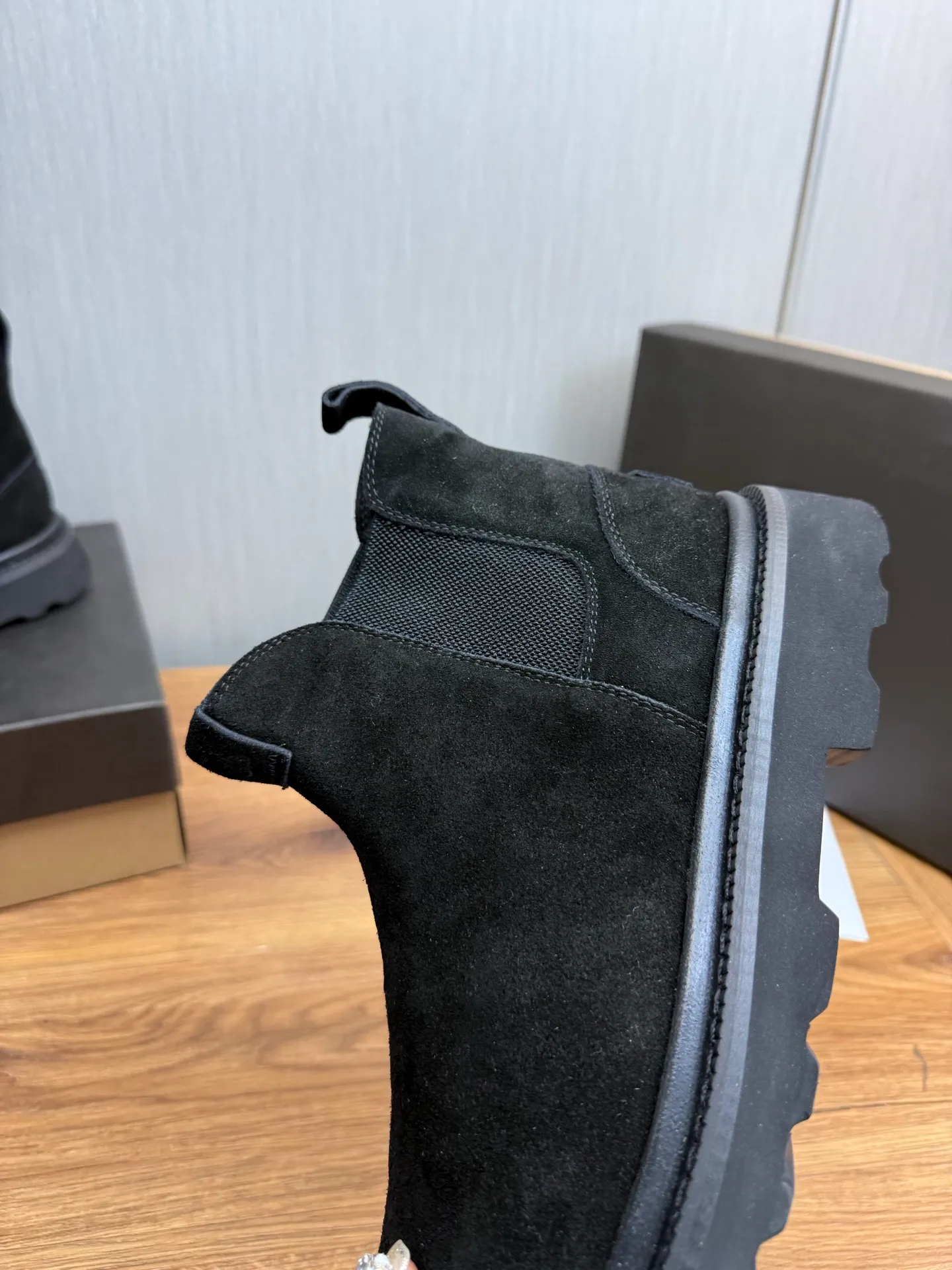Men's shoes 💰600💰 New UGG fur integrated men's simple and fashionable snow boots. The most worth buying at the end of this year are warm casual shoes. Whether you are out and about at home, their comfortable and warm performance will be your most suitable fashion companion! The material is cowhide upper and imported wool is used inside. Warm and comfortable! The eva+ rubber patch outsole is cushioned, non-slip and wear-resistant, and has good elasticity. It is light and wear-resistant, comfortable and soft, and the new simple cut is more fashionable. It has both practicality and fashion sense, so you no longer have to worry about how to match it in winter, while still maintaining your fashionable taste. High-quality genuine wool. Look at the details for the material! Size: 39-40-41-42-43-44-44 sneaker size